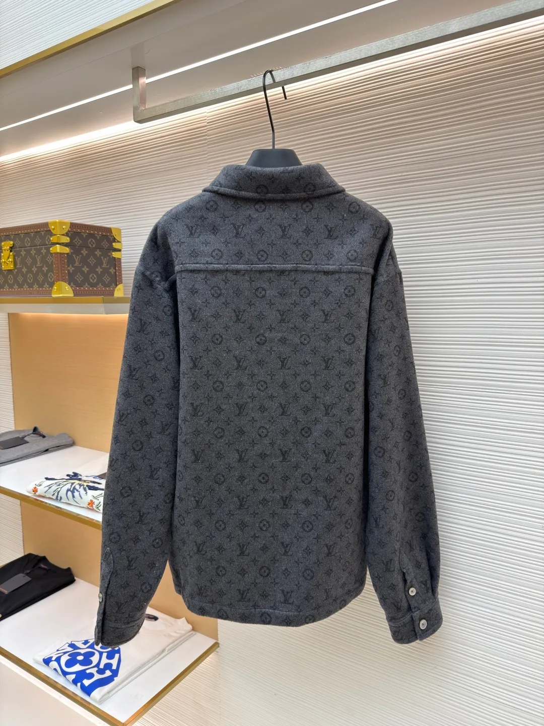 LOUIS VUITTON single-breasted jacket ●Original version: purchased and developed for 25500 ●Item number: 1682365-D50 ●Fabric: wool fabric ●Technology: made on positioning cutting machine ●Color: gray ●Version: fitted version ●Weight: about 1000 grams ●Size: 46-48-50-52 ●Description: This Louis Vuitton double-sided shirt-style single-breasted jacket is made of double-sided weaving technology. It selects high-density blended wool fabrics and is custom-woven and dyed to present classic old pattern dark patterns. It can be worn on both sides. One side has a dark gray presbyopic texture, and the other side has a solid matte texture. The fabric has been pre-shrunk and anti-pilling, making it soft to the touch and durable. The body of the garment adopts positioning cutting technology to accurately match the symmetry of the presbyopia pattern. The error of each piece is controlled within 0.2cm. The splicing joints are processed by manual overlocking technology, and the stitches are fine and smooth to avoid burr problems. The placket uses custom-made mother-of-pearl buttons, which are hand-polished and polished, with a warm texture. The shirt collar is three-dimensionally cut, with a built-in shaping interlining to ensure stiffness. The hem and cuffs are overlocked to enhance durability. The overall shape follows an ergonomic design, taking into account both wearing comfort and the brand's classic aesthetic details. The overall wiring is straight and delicate, the fabric is comfortable and soft, and the color is consistent without color difference. It can be matched with the same style to create a fashionable look and control various occasions. Customized accessories, complete with three standards, same style for men and women!